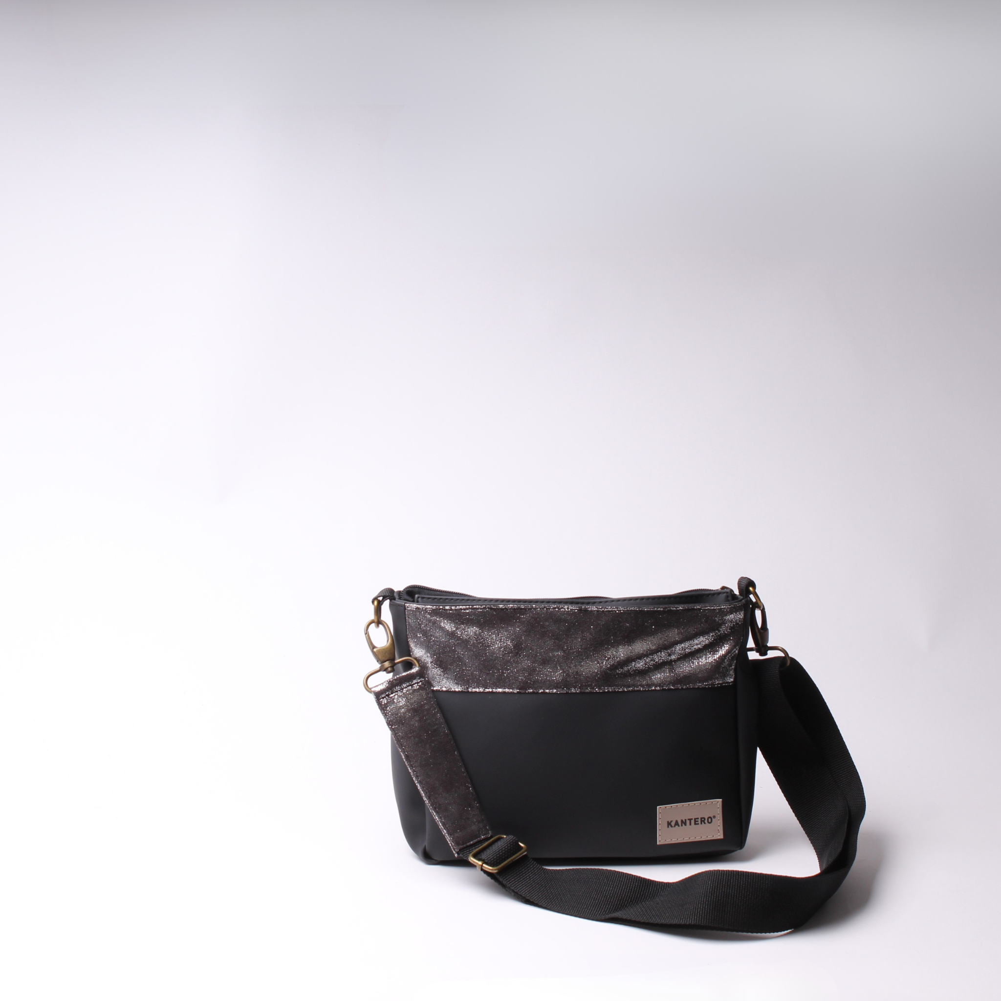 תיק צד SLIDE-כסוף משופשף ושחור