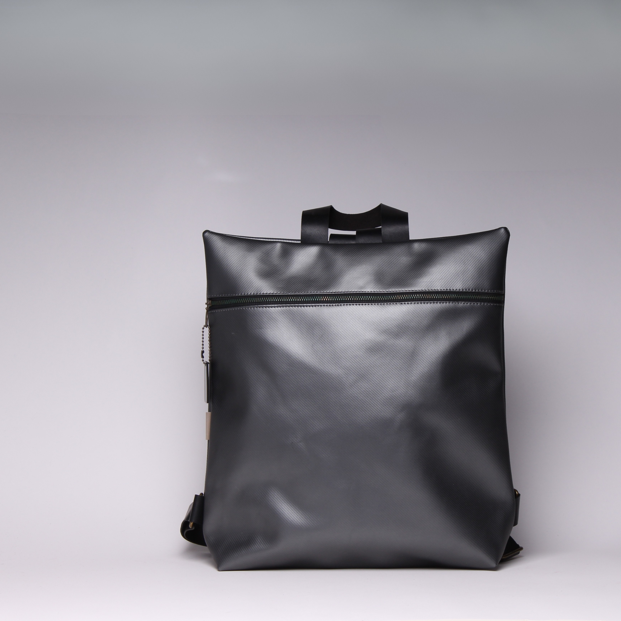 מלבן כסוף כהה בטקסטורת פסים דקים