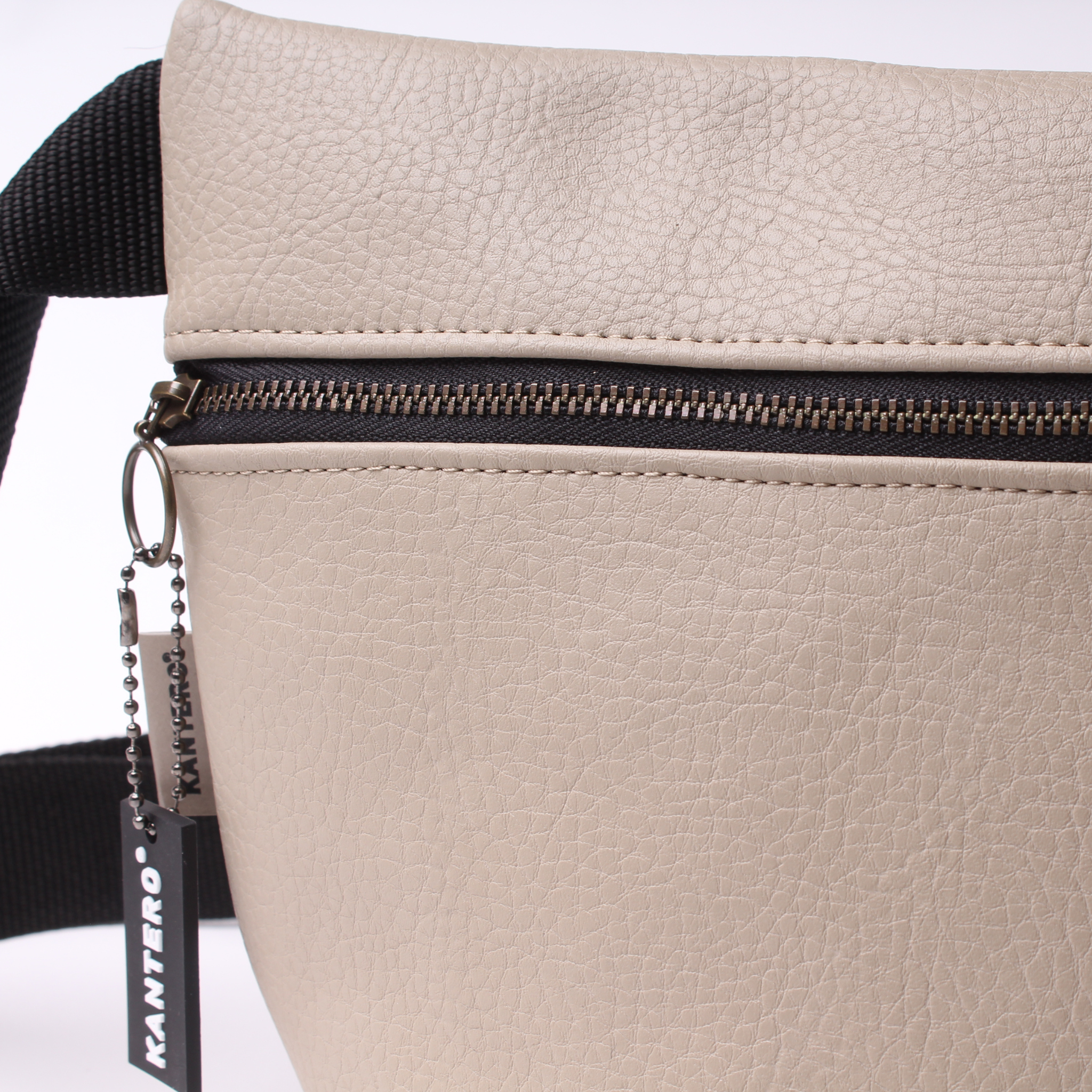 פאוץ' מרובע אוף וייט