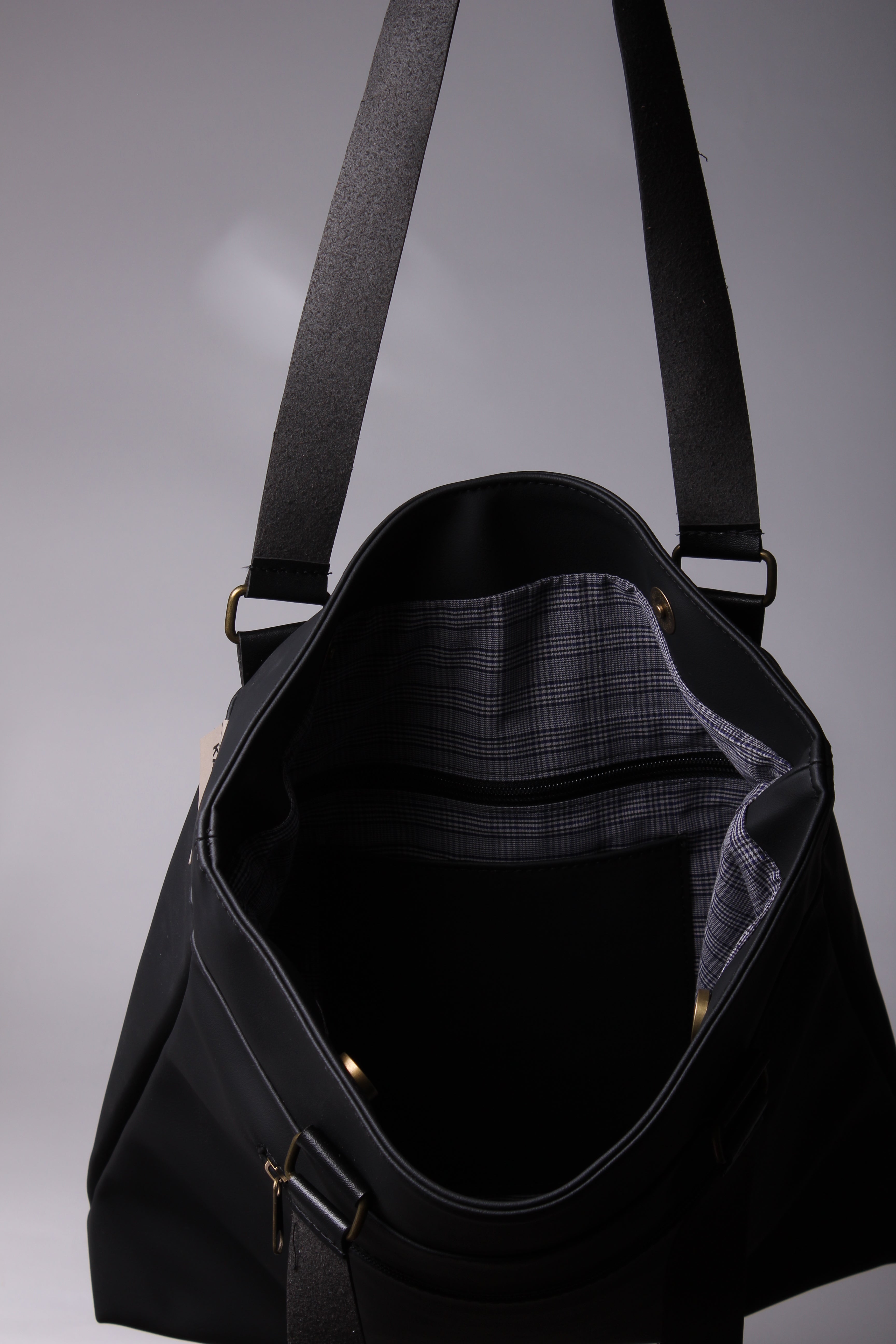 תיק כתף שחור נצנצים ושחור