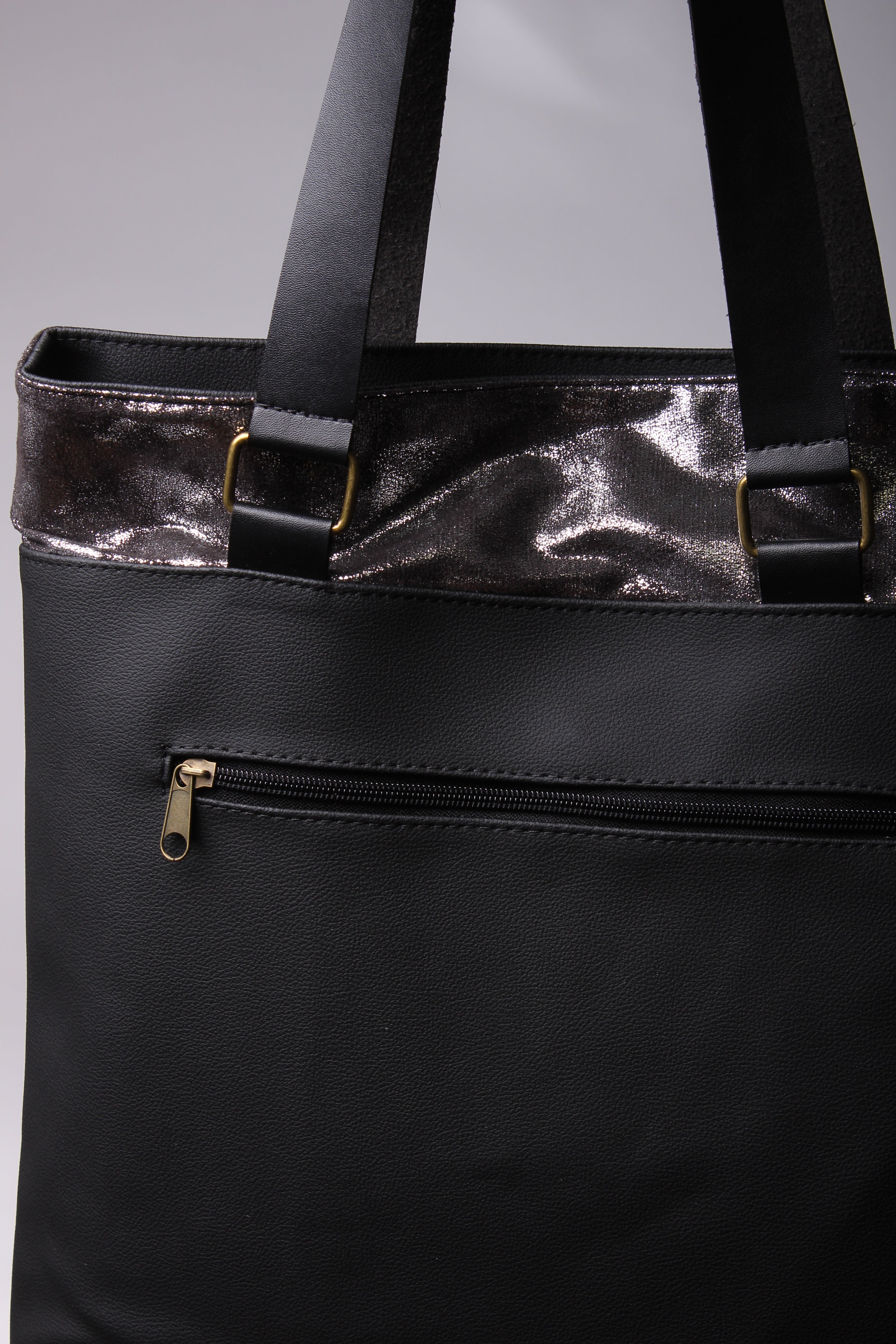 תיק כתף כסוף משופשף ושחור