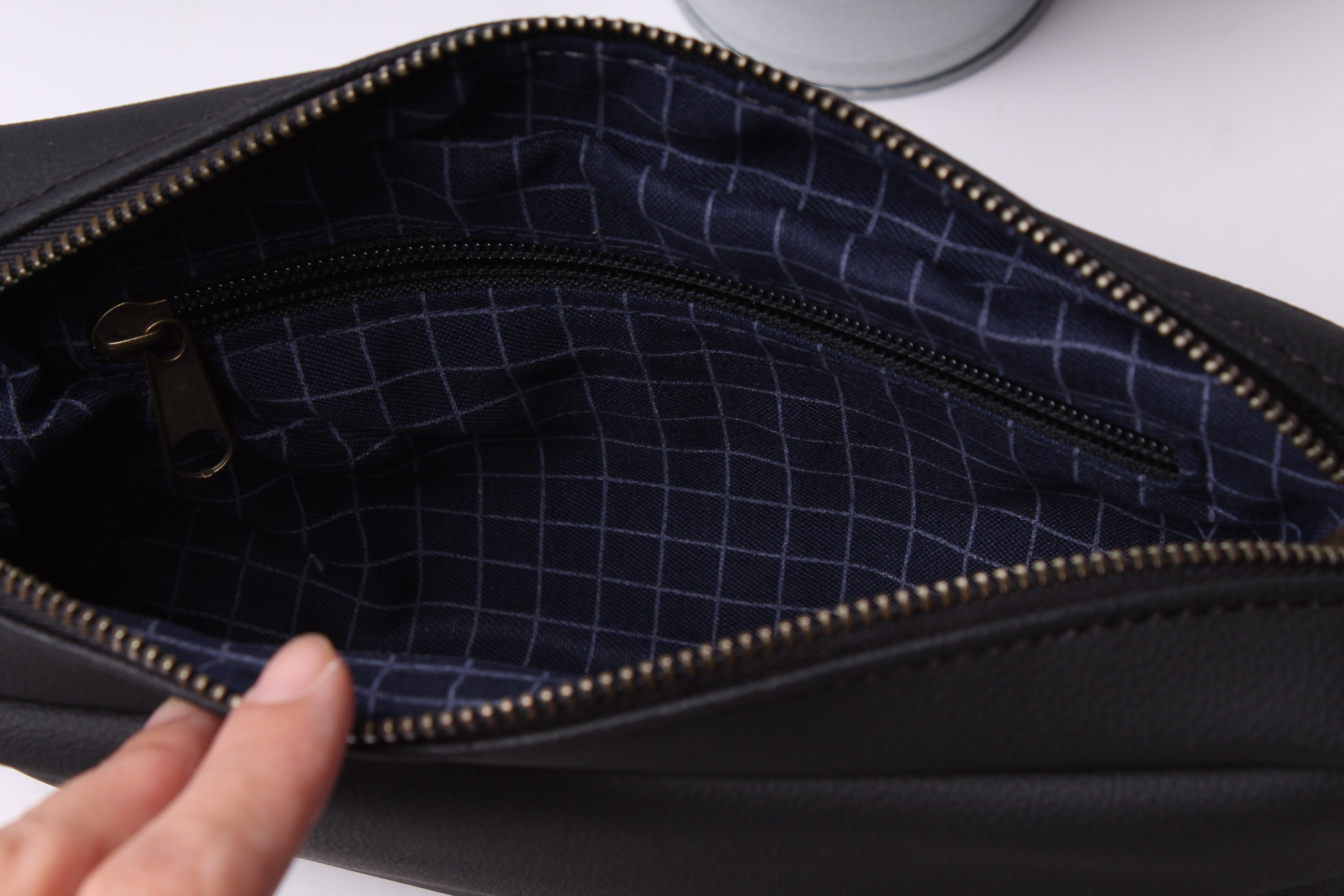 תיק צד קטן EDIT -הדפס תנין שחור ושחור