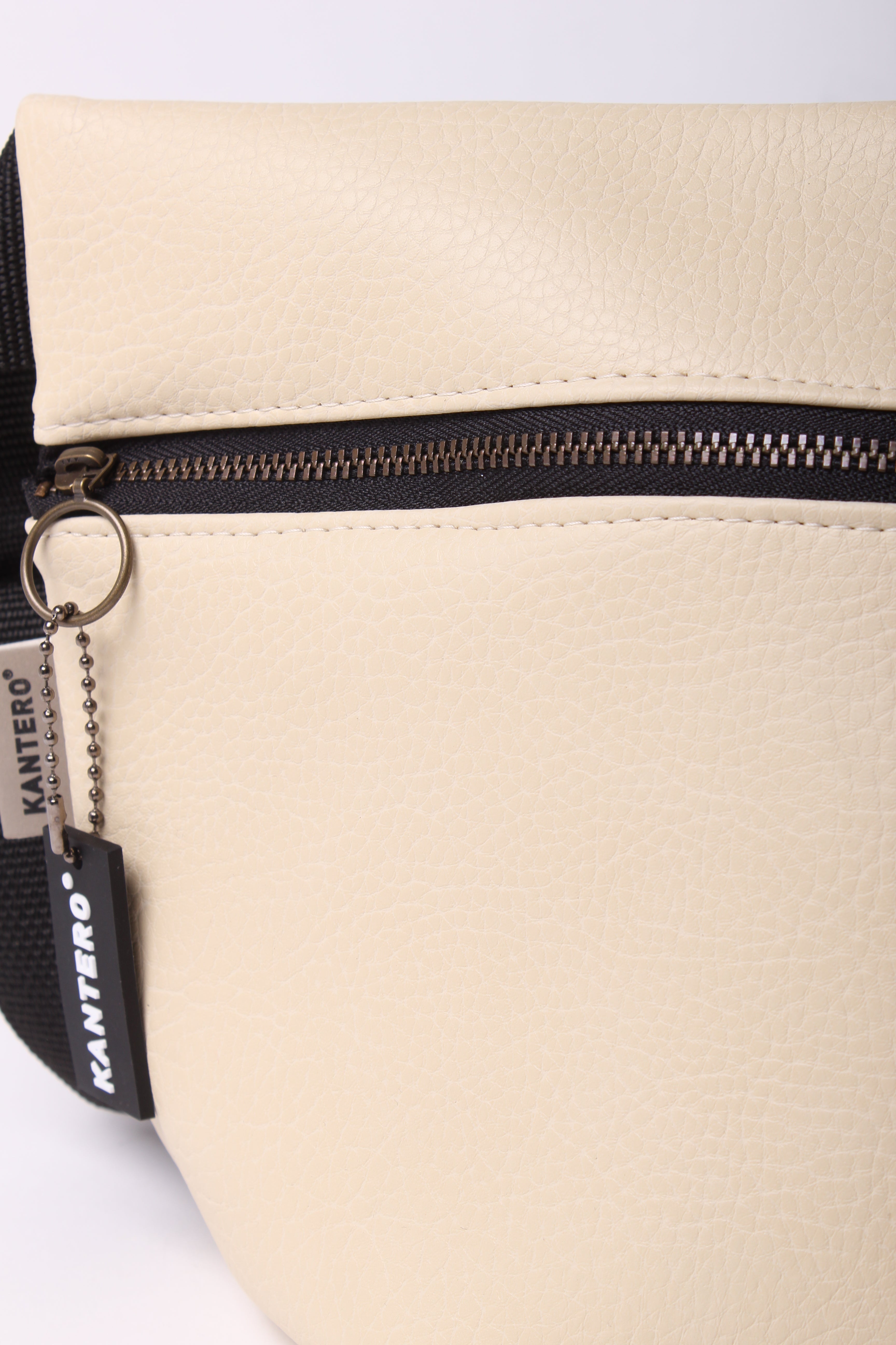 פאוץ' מרובע קרם דמוי עור