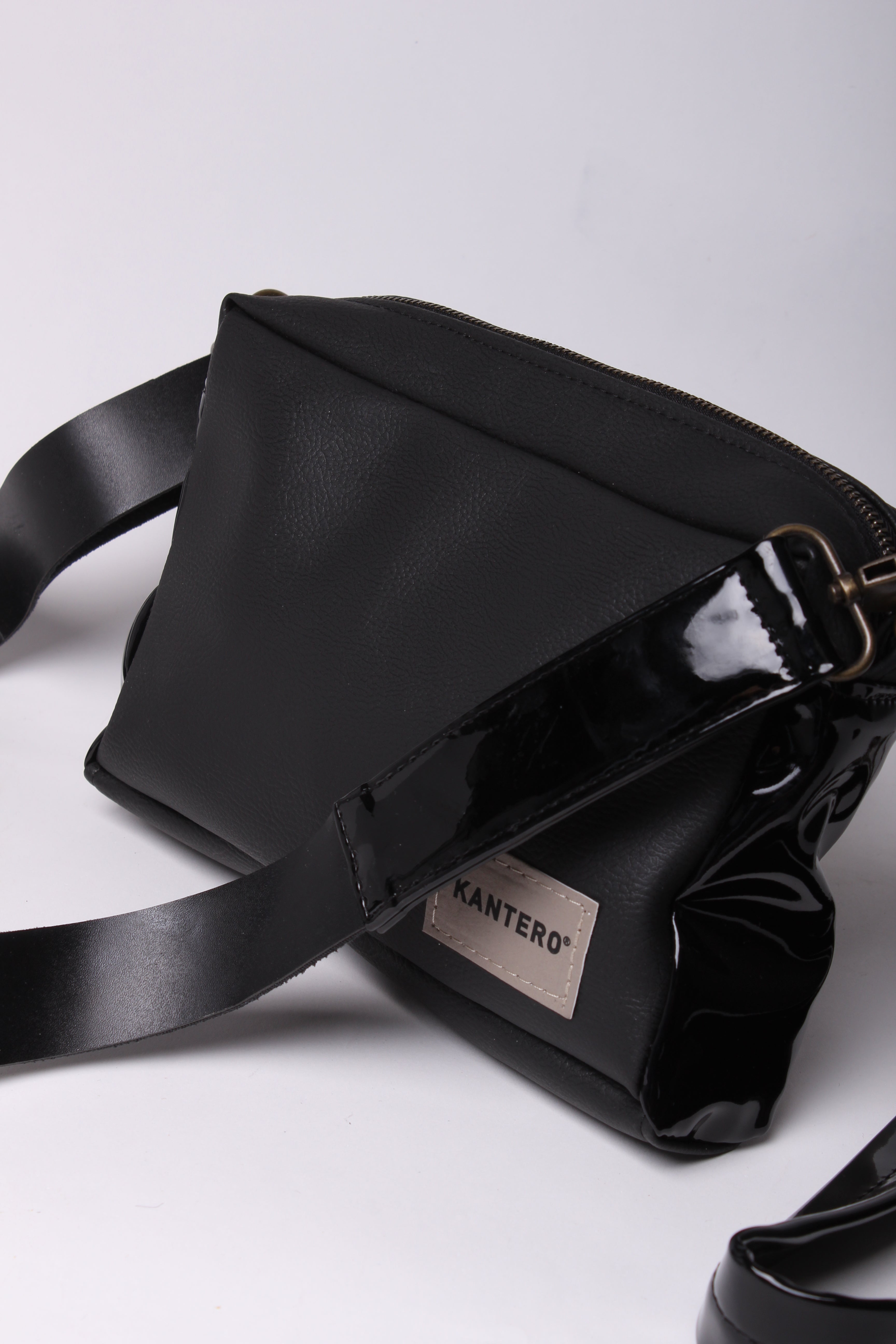 תיק צד קטן EDIT-שחור לקה ושחור