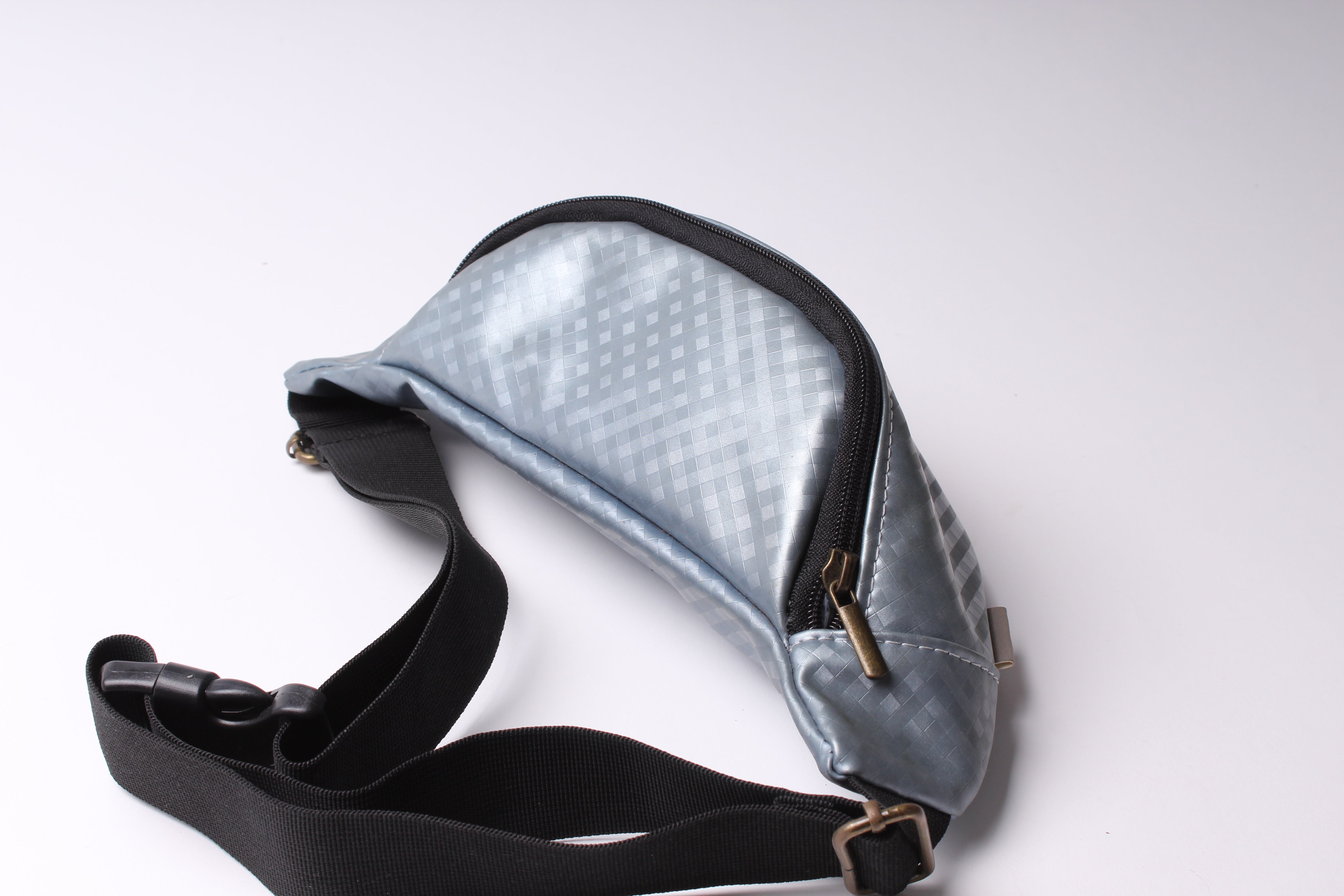 פאוץ' קלאסי כסוף תכלת נירוסטה