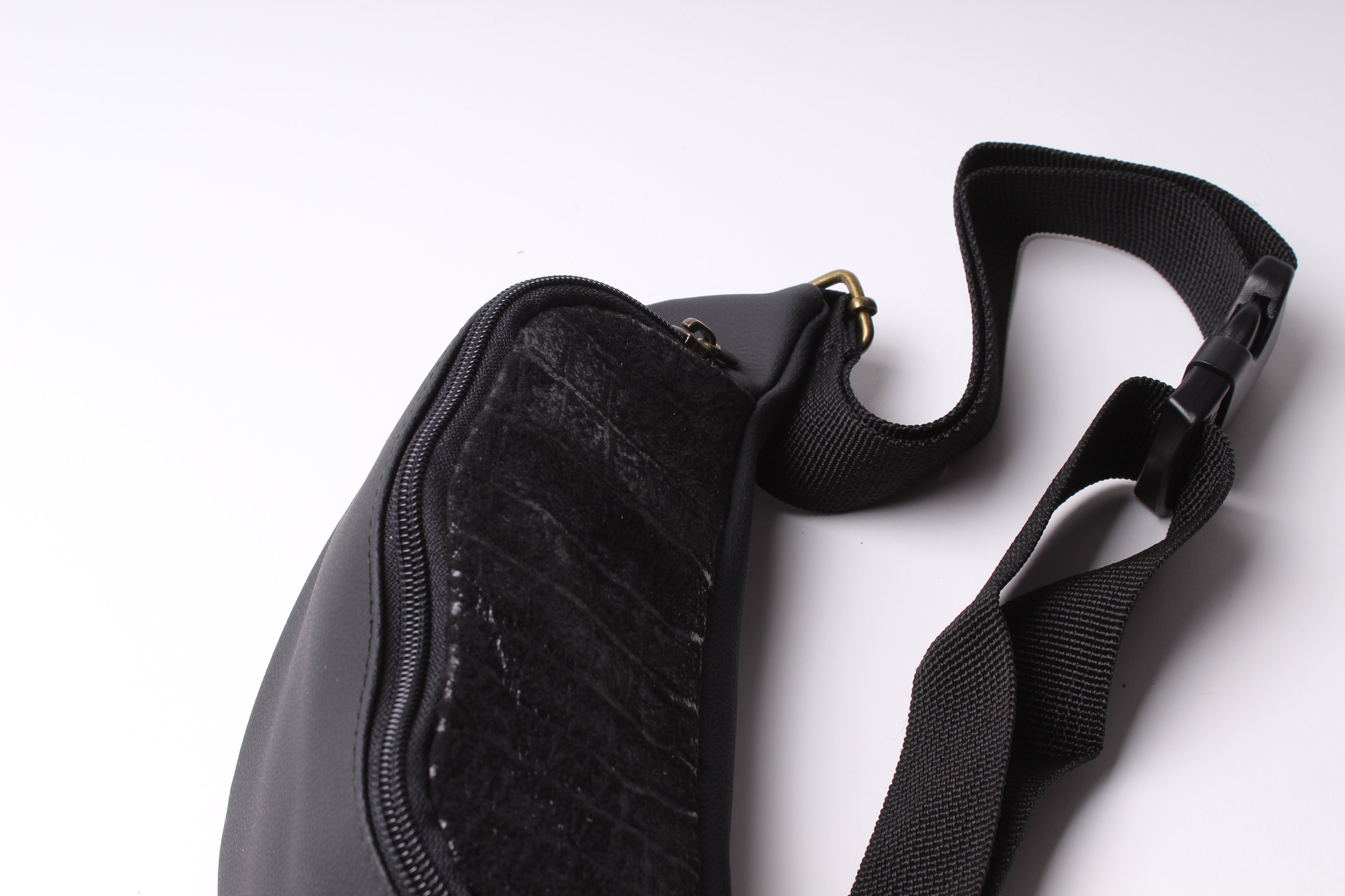 פאוץ׳ קלאסי תנין שחור ושחור