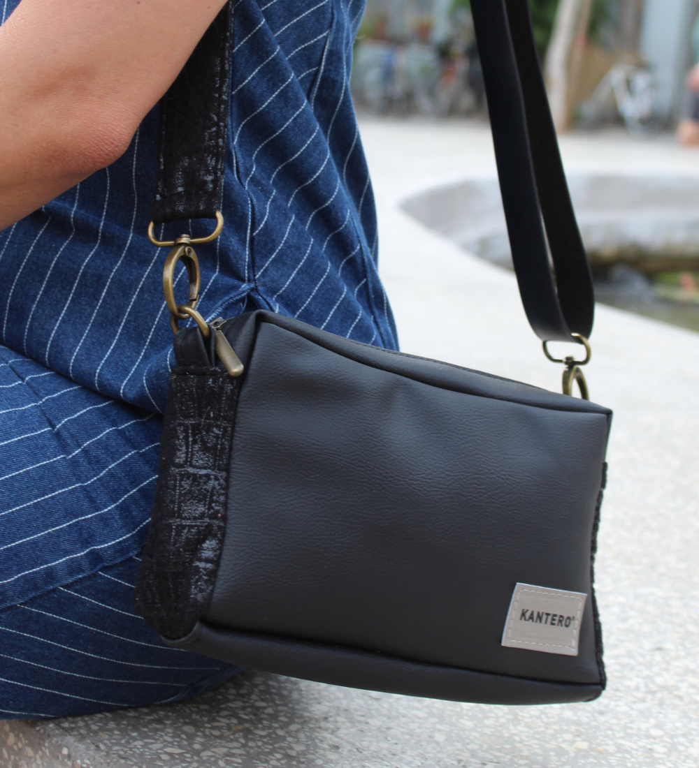 תיק צד קטן EDIT -הדפס תנין שחור ושחור