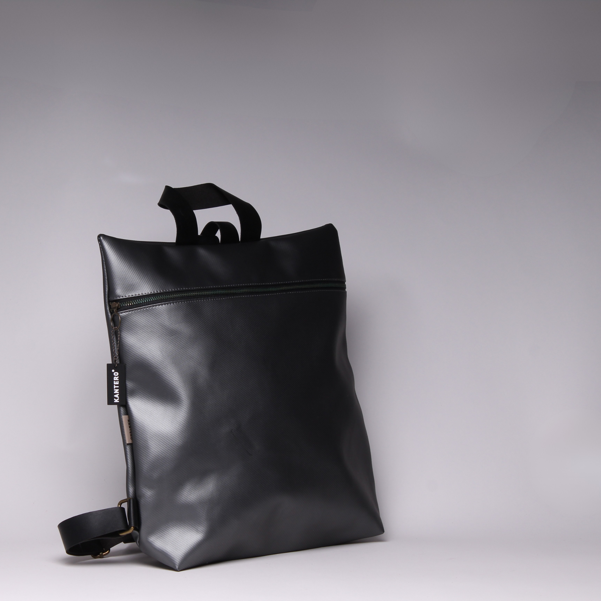 מלבן כסוף כהה בטקסטורת פסים דקים