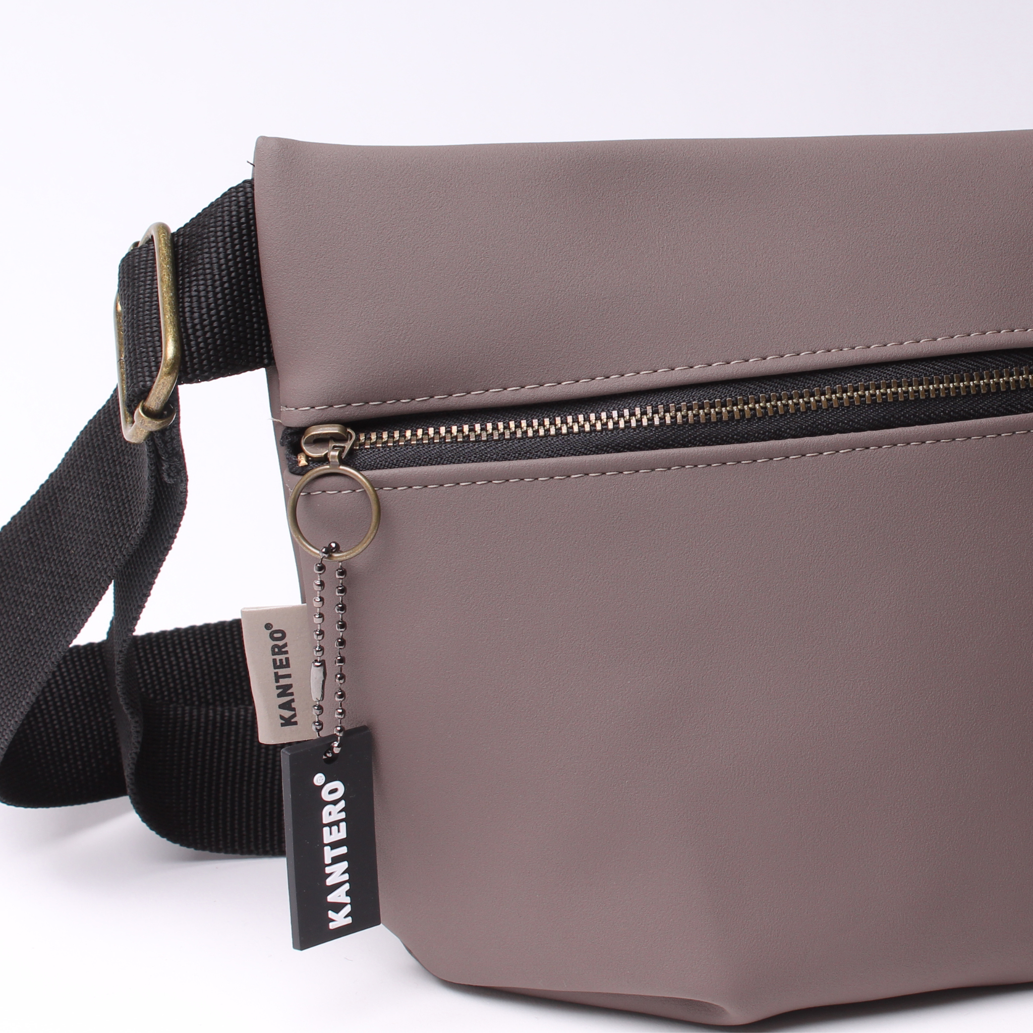 פאוץ' מרובע חום בהיר