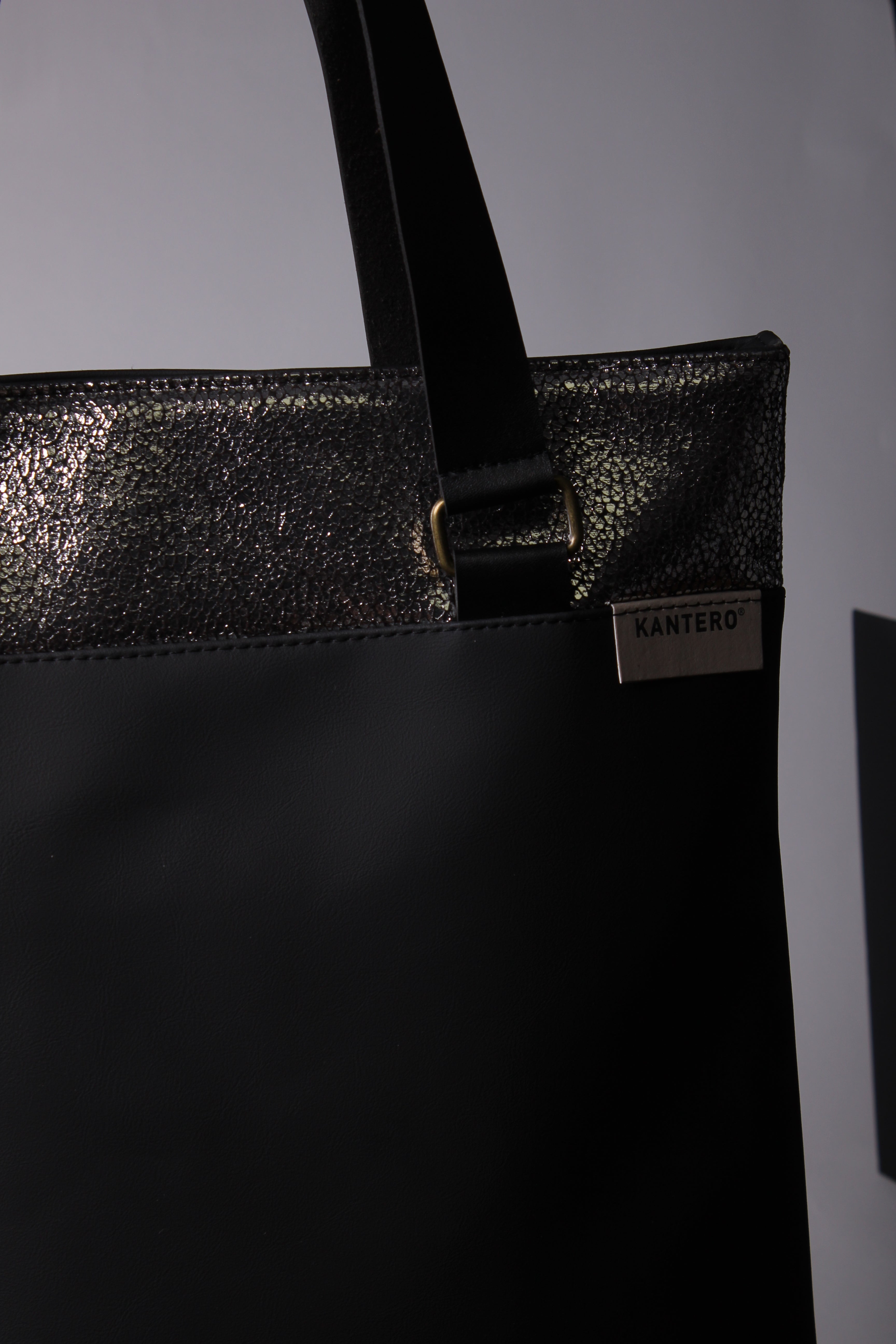 תיק כתף נצנצים כסוף כהה ושחור