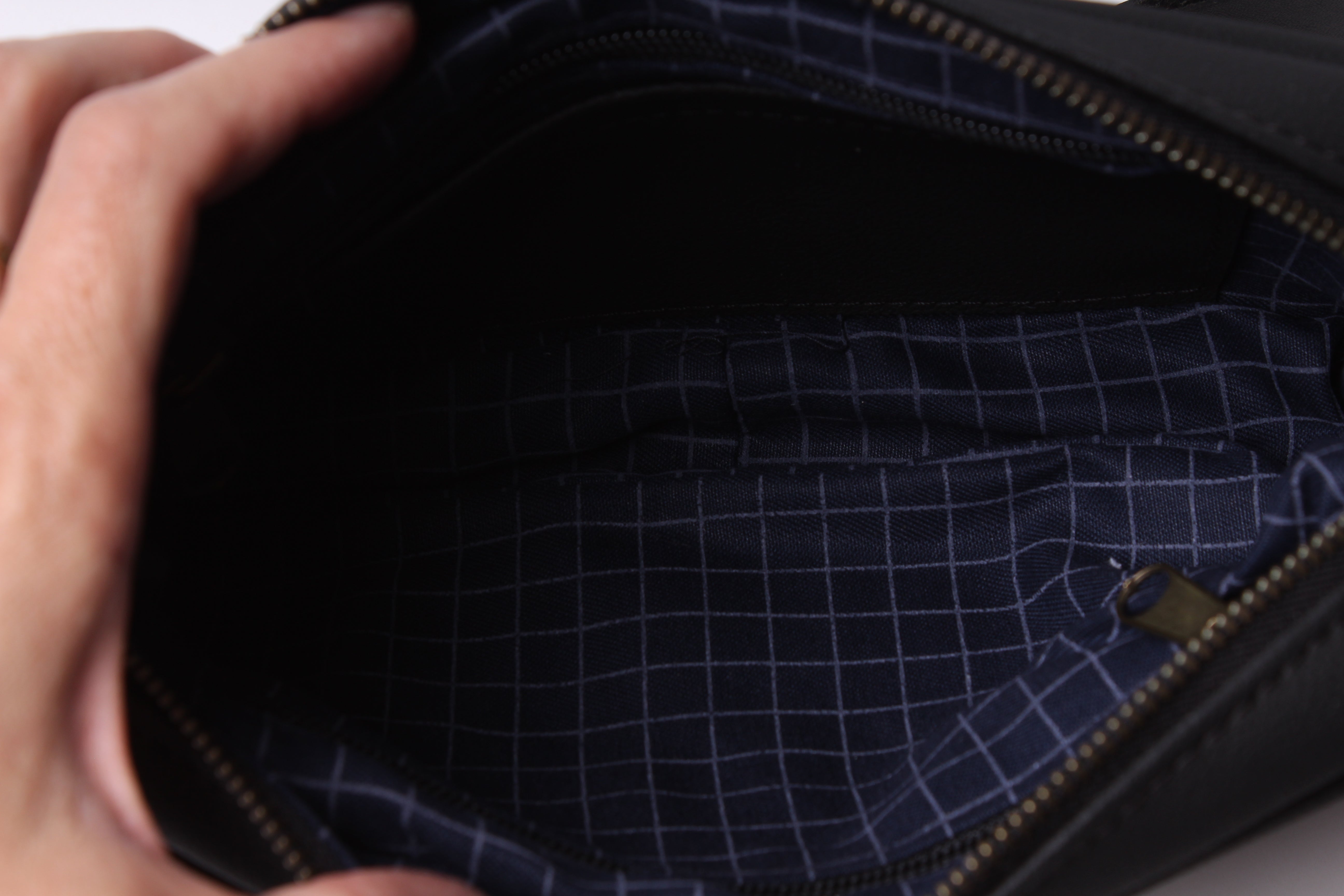 תיק צד קטן EDIT -הדפס תנין שחור ושחור