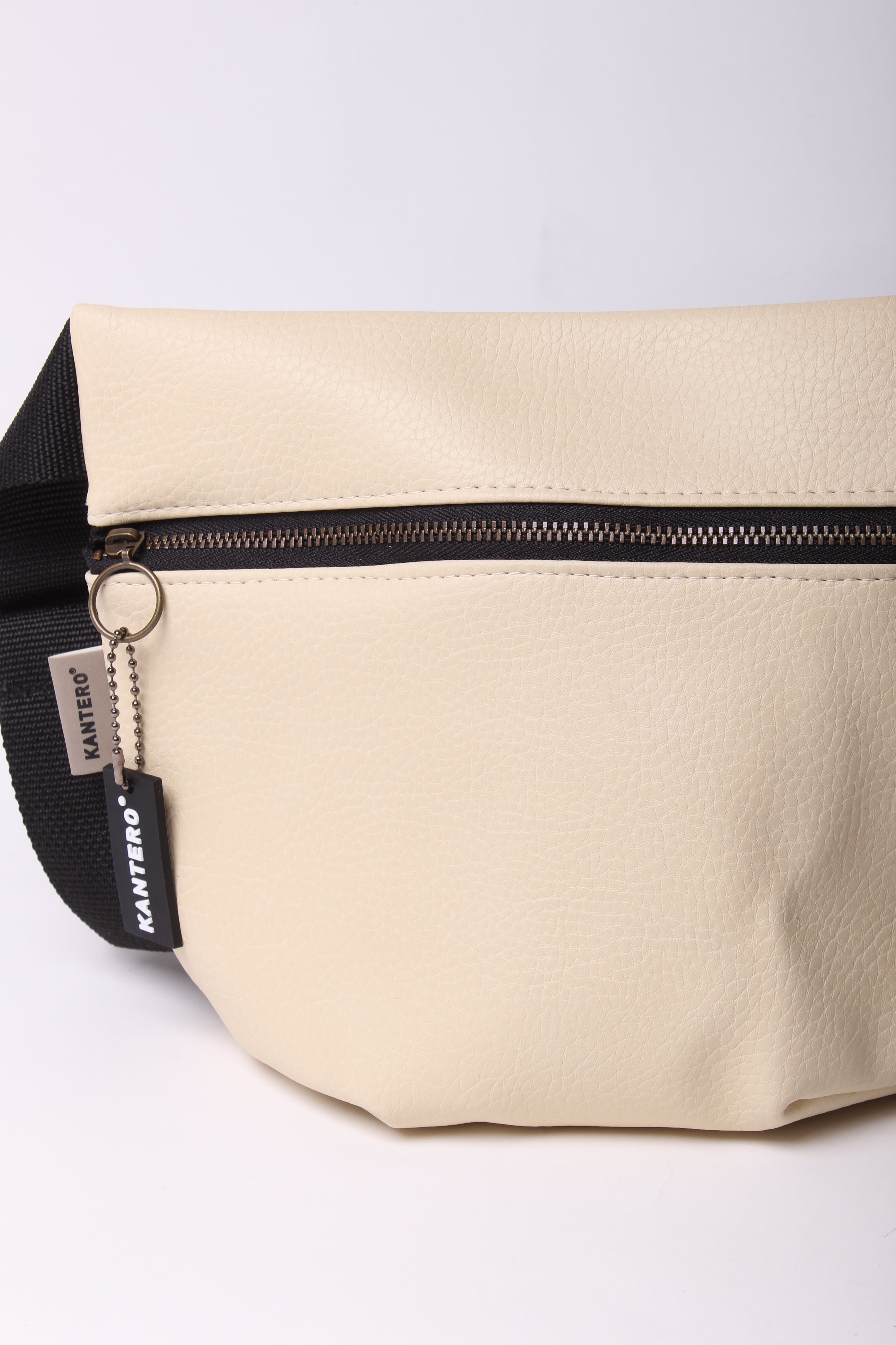 פאוץ' מרובע קרם דמוי עור