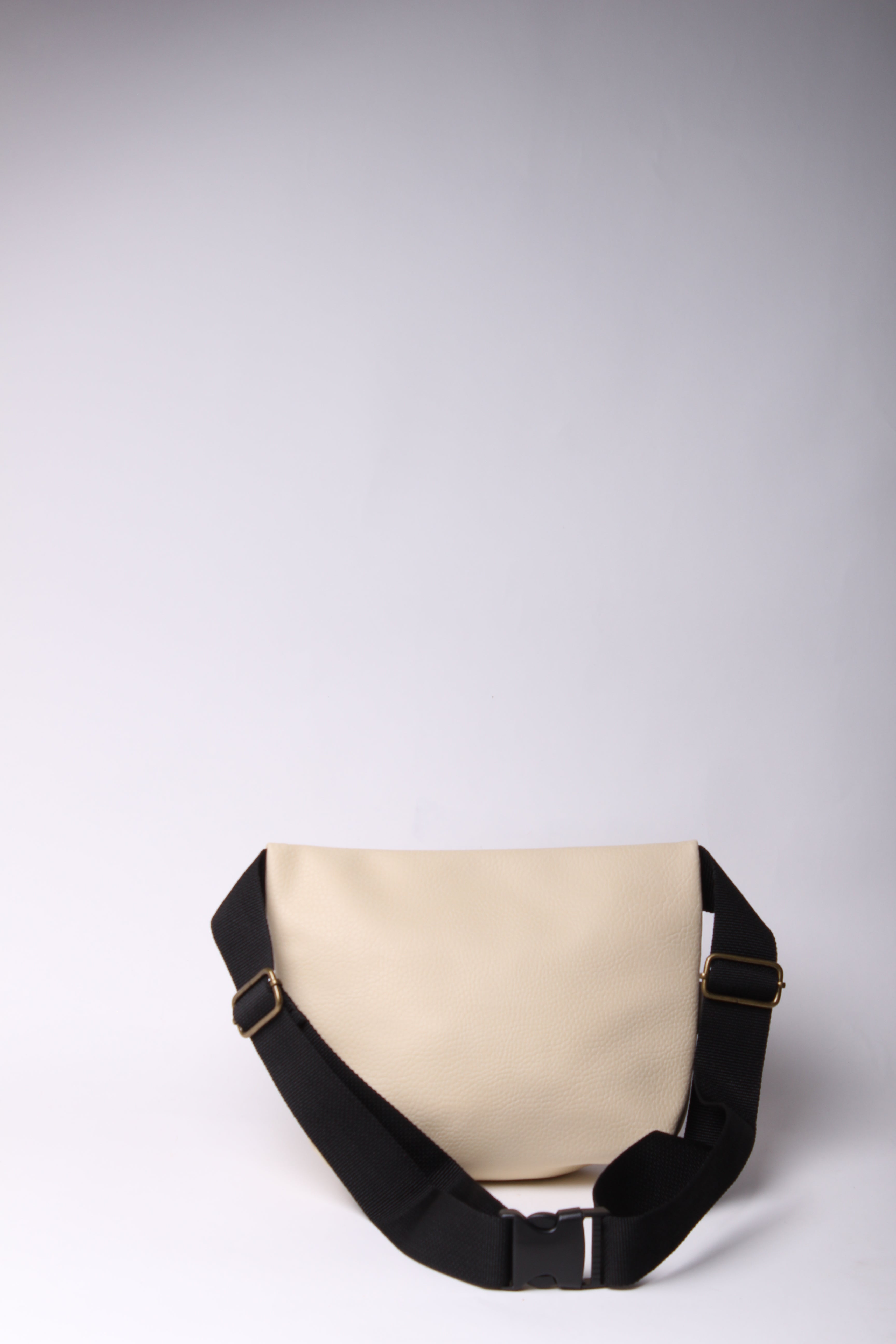 פאוץ' מרובע קרם דמוי עור