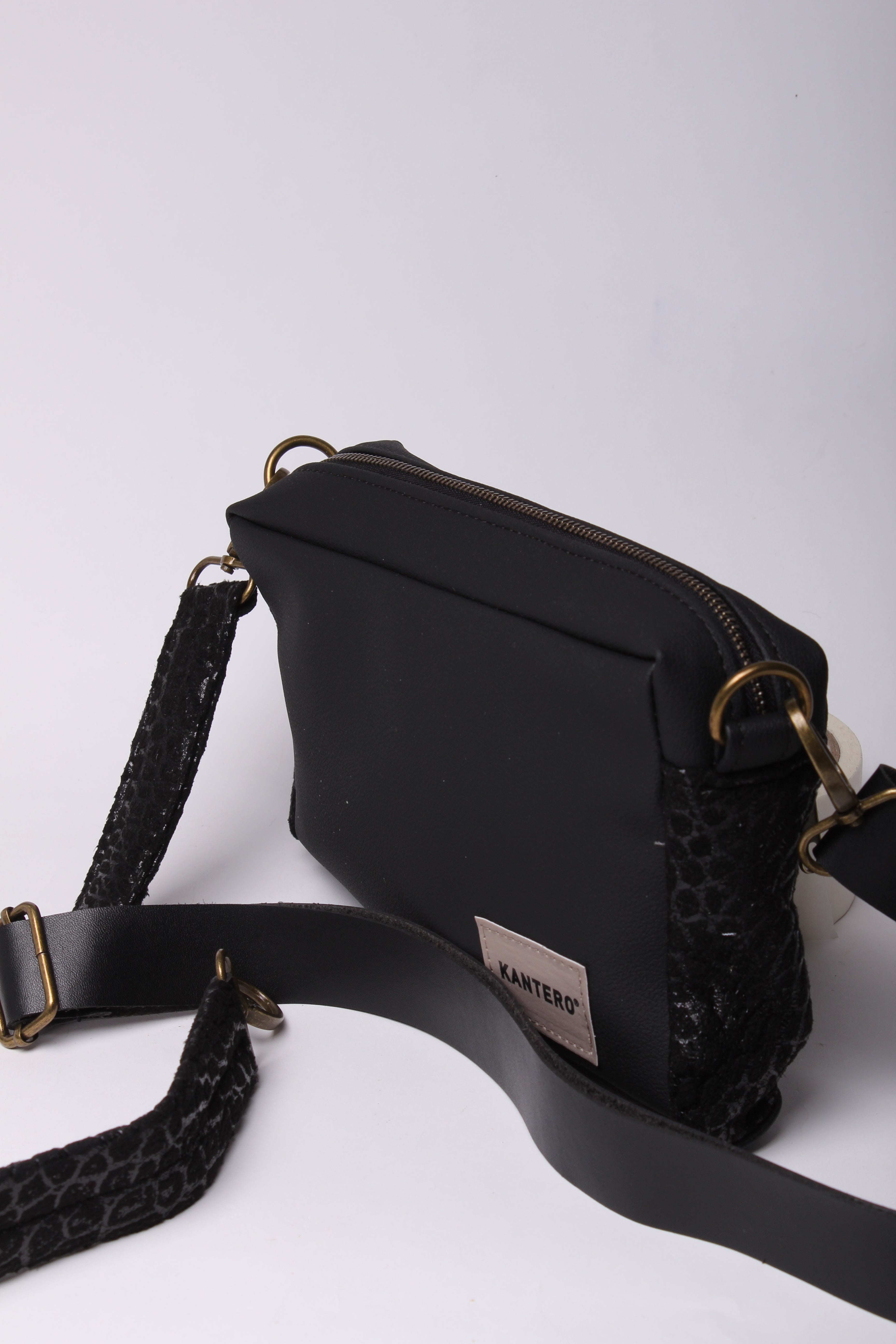 תיק צד קטן EDIT -הדפס תנין שחור ושחור