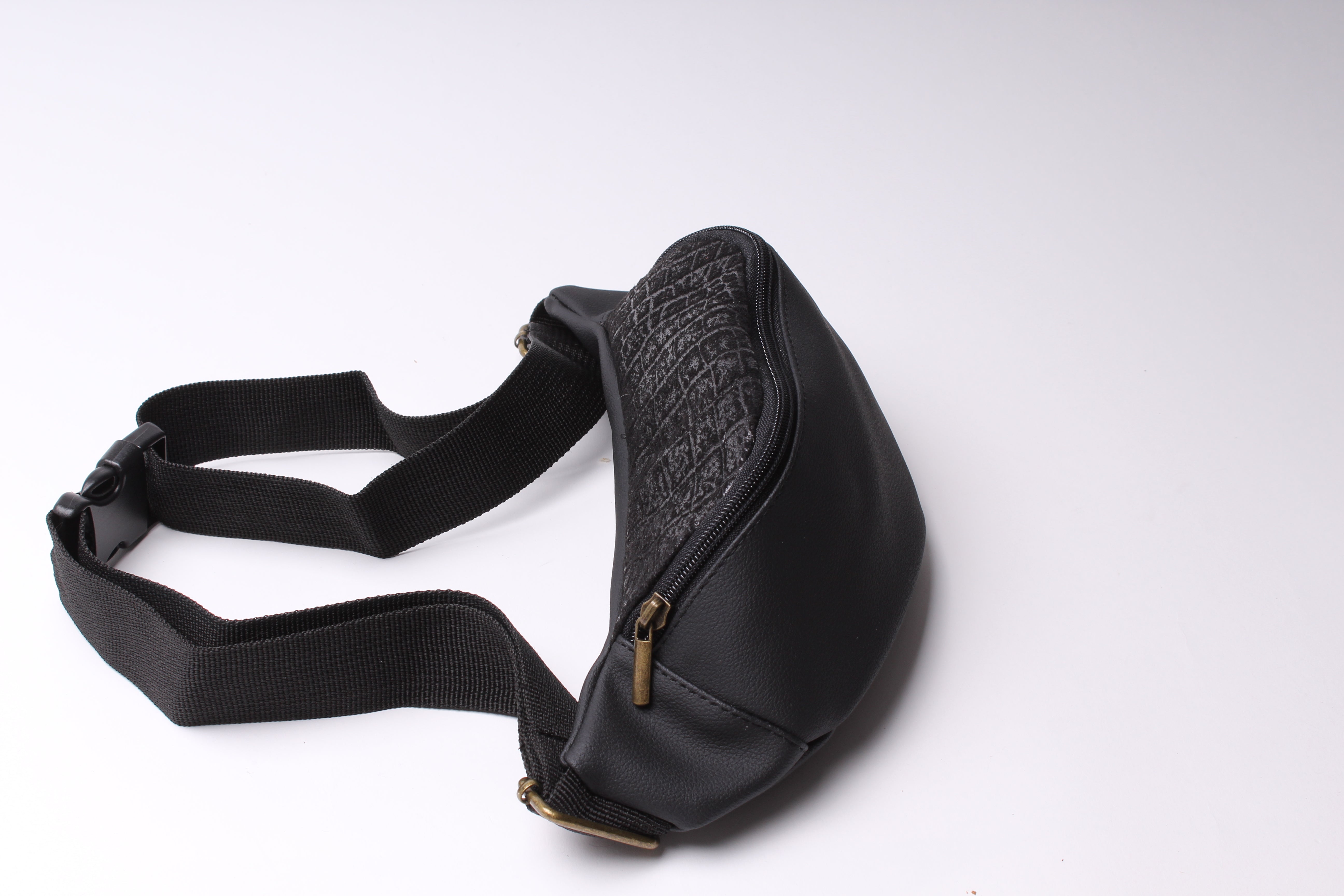 פאוץ׳ קלאסי תנין שחור ושחור