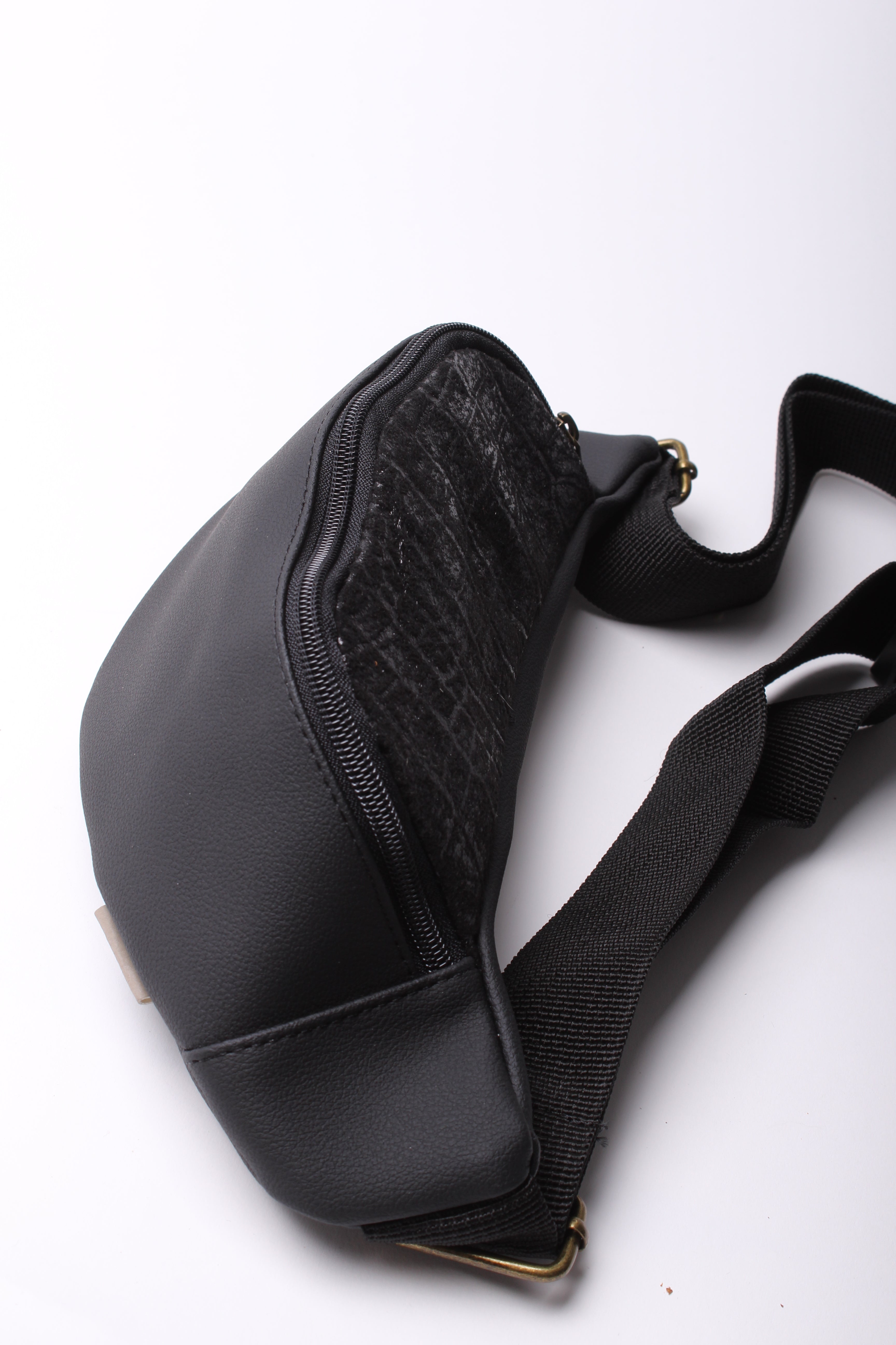 פאוץ׳ קלאסי תנין שחור ושחור