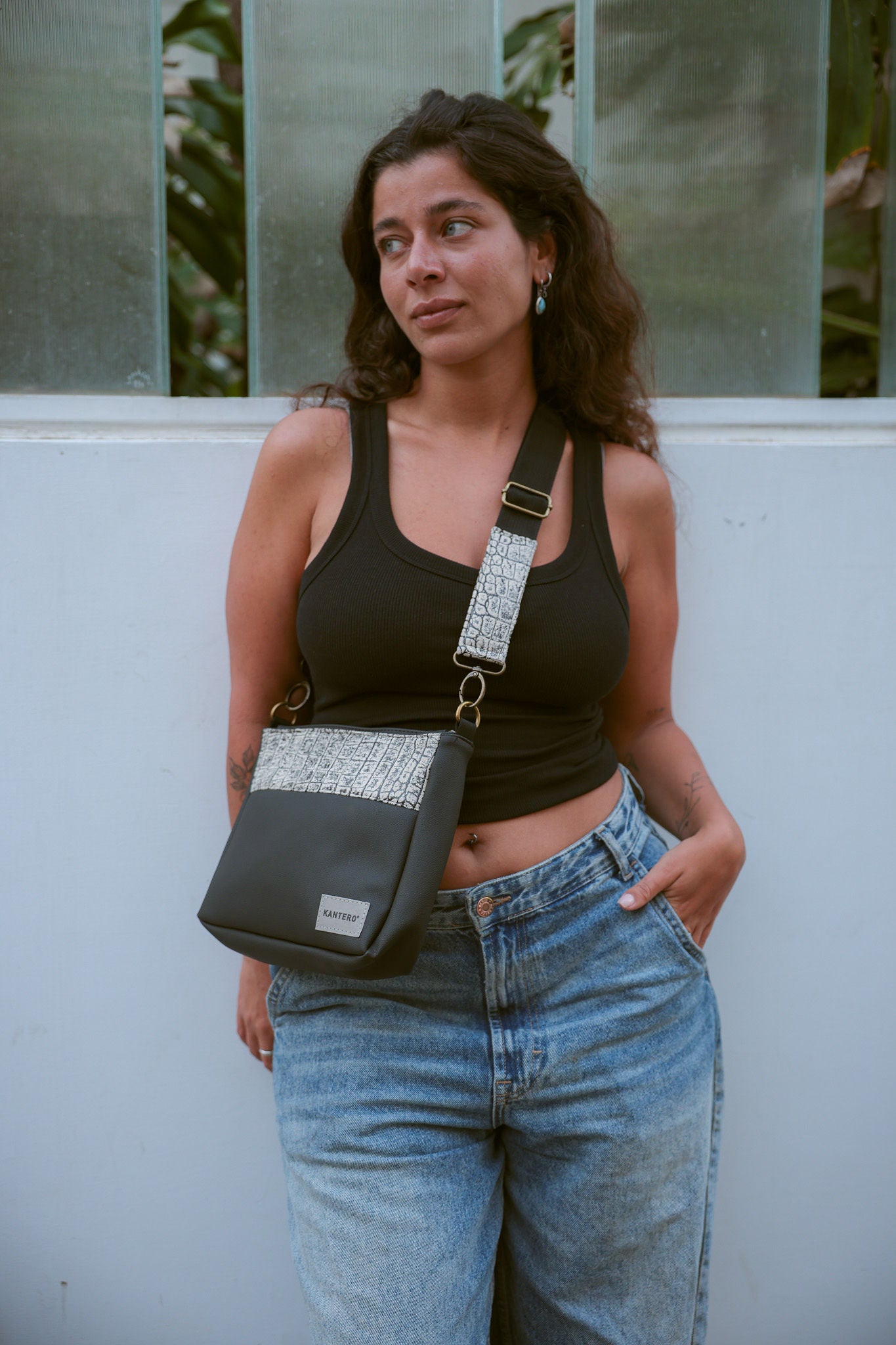 ⁨תיק צד  SLIDE-הדפס תנין ושחור⁩