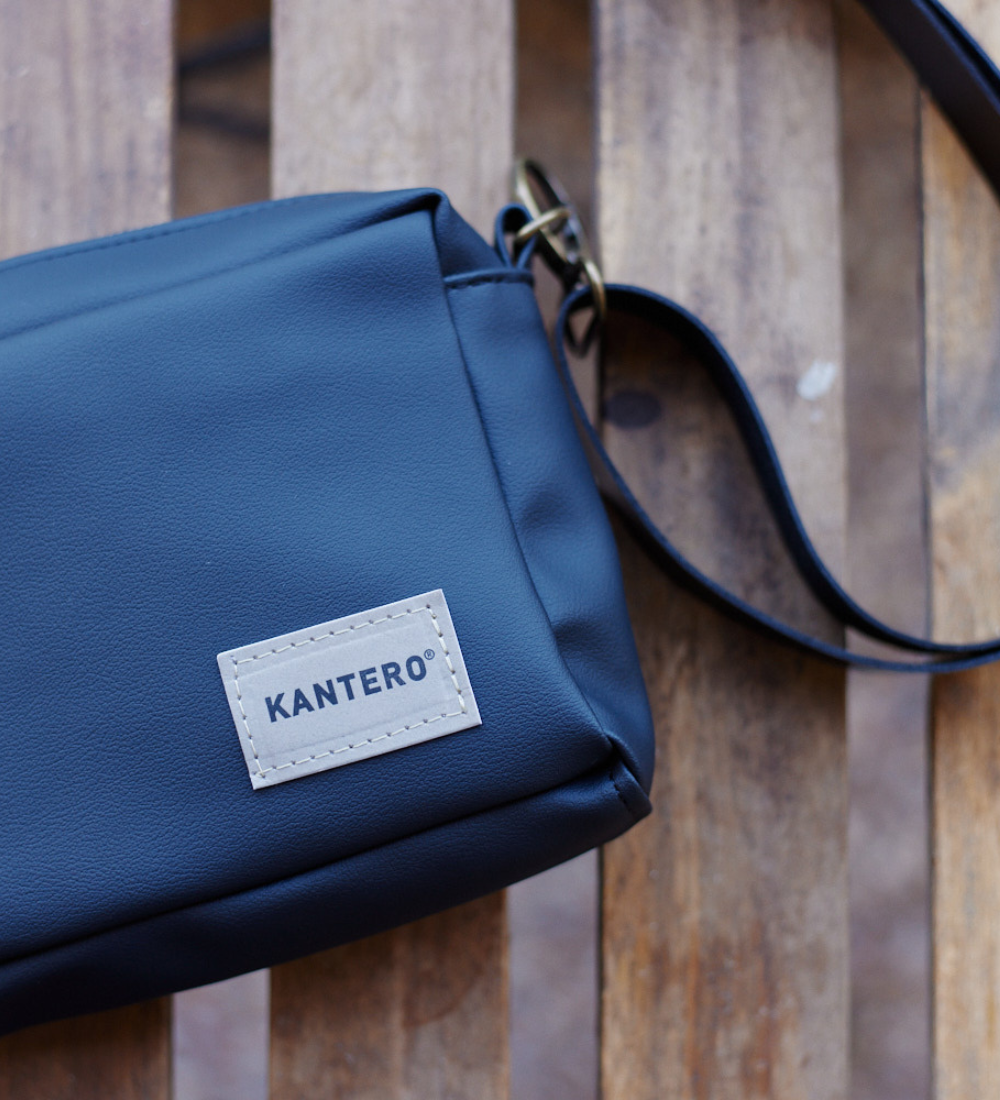 ⁨תיק צד קטן EDIT- שחור מט⁩