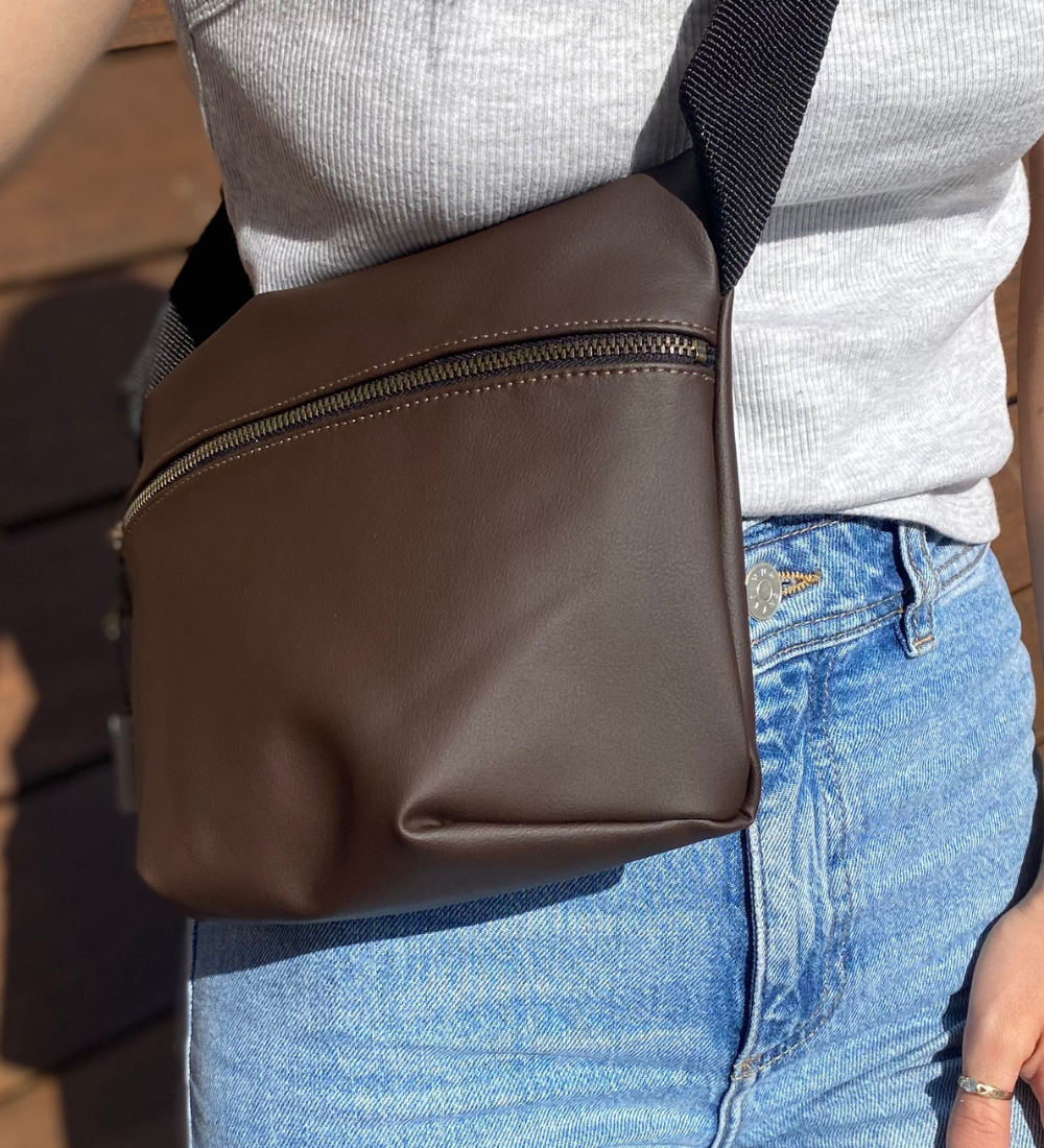 פאוץ' מרובע חום כהה