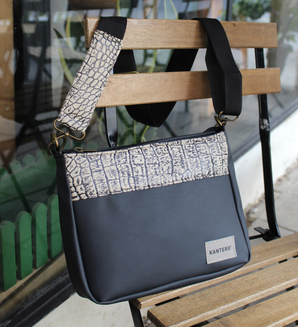 ⁨תיק צד  SLIDE-הדפס תנין ושחור⁩