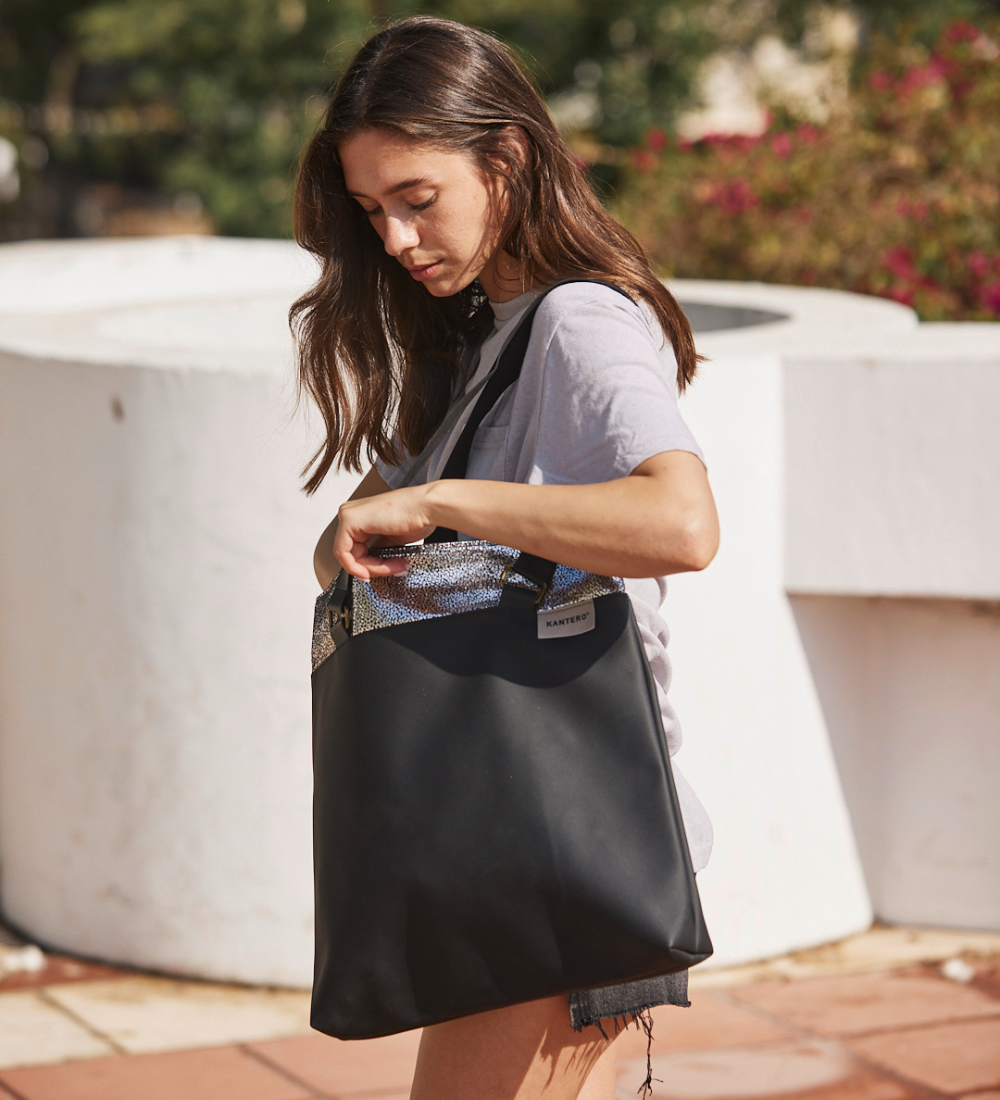 תיק כתף נצנצים כסוף כהה ושחור