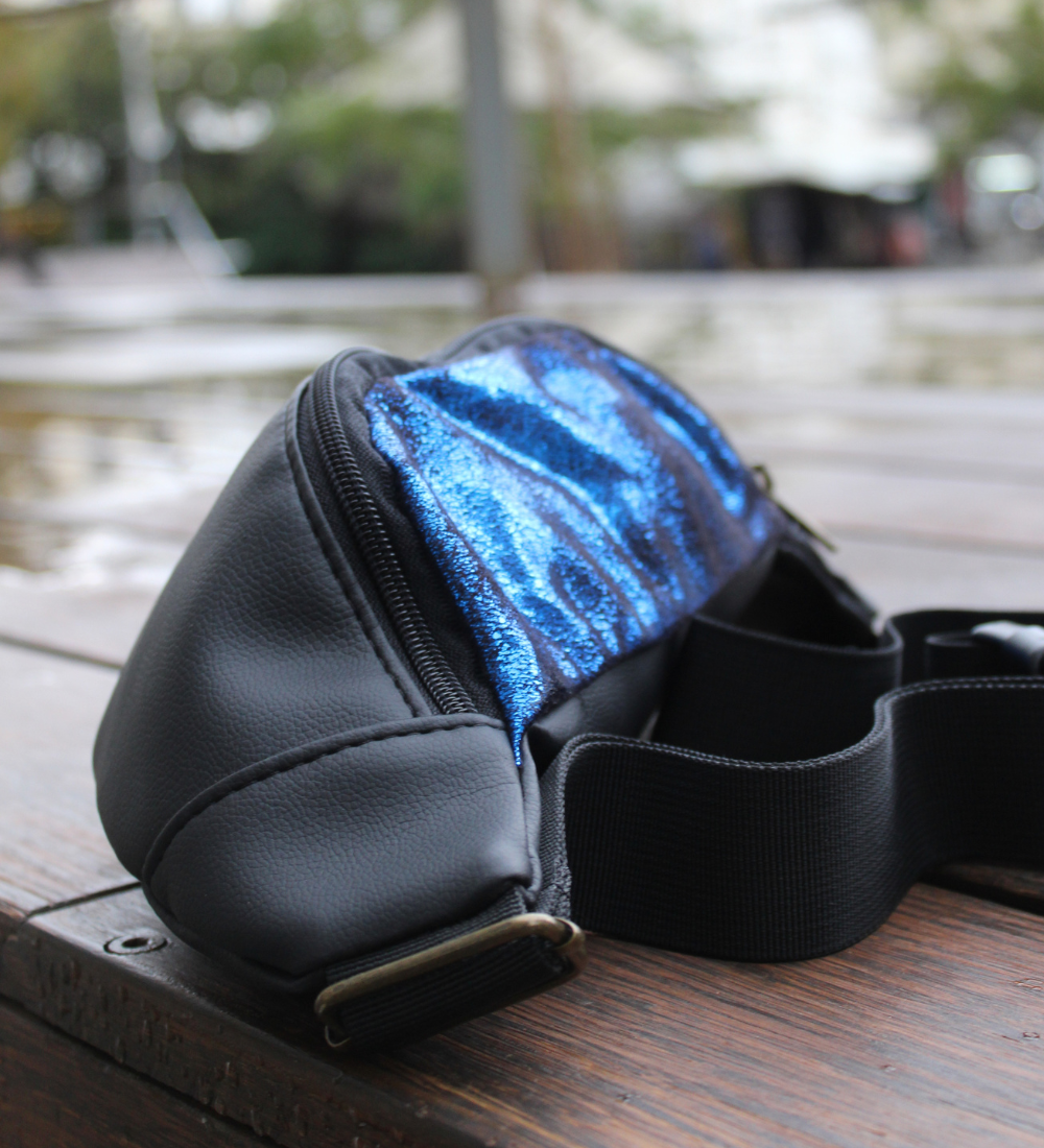 פאוץ׳ קלאסי כחול משופשף ושחור