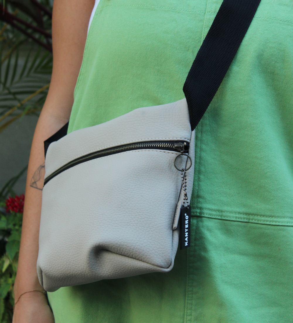 פאוץ' מרובע אוף וייט