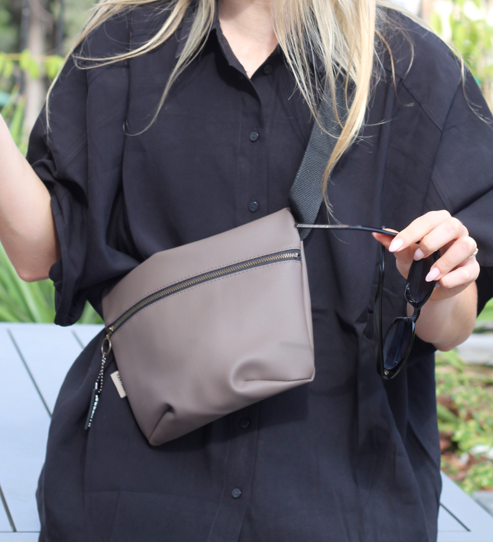 פאוץ' מרובע חום בהיר