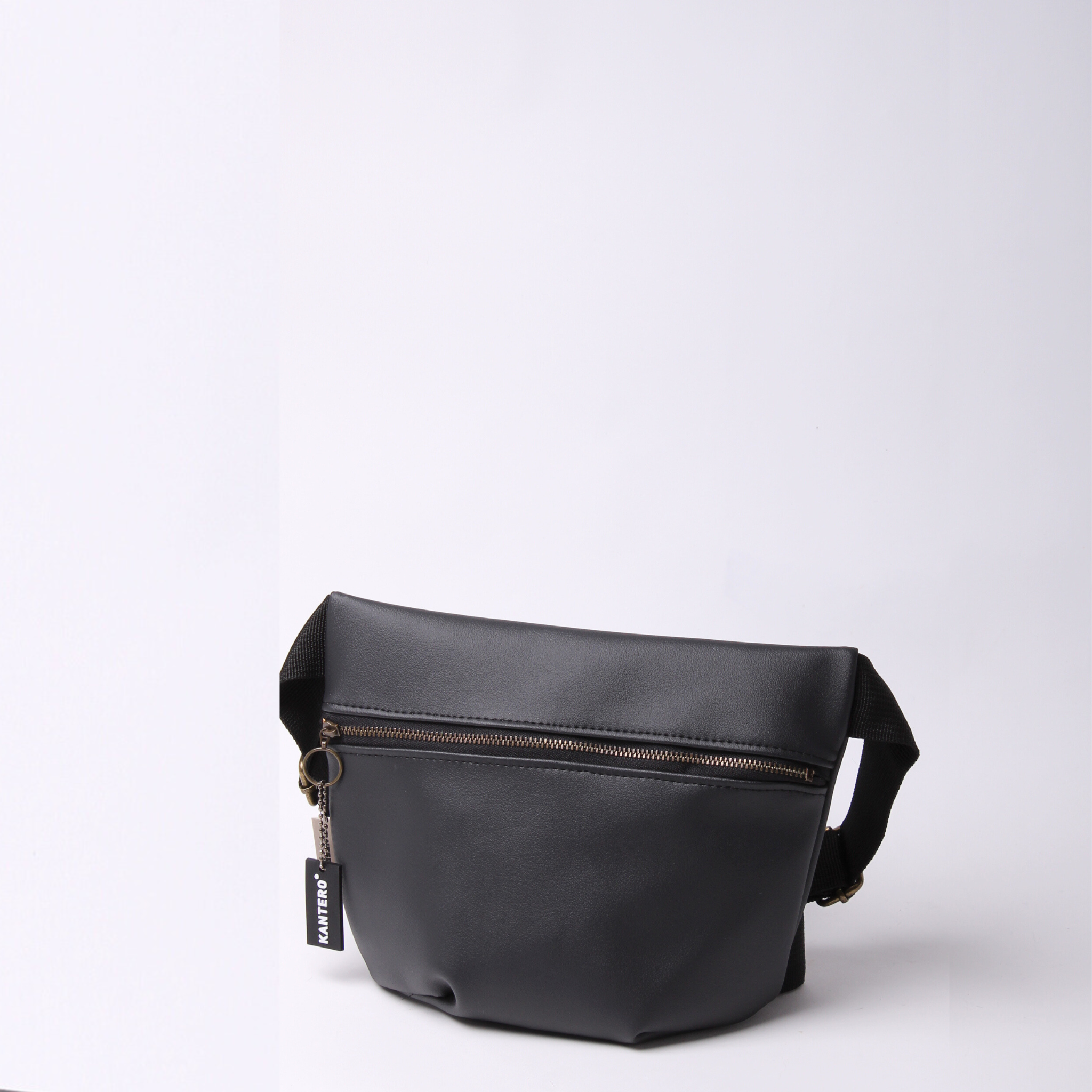 פאוץ' מרובע שחור מט