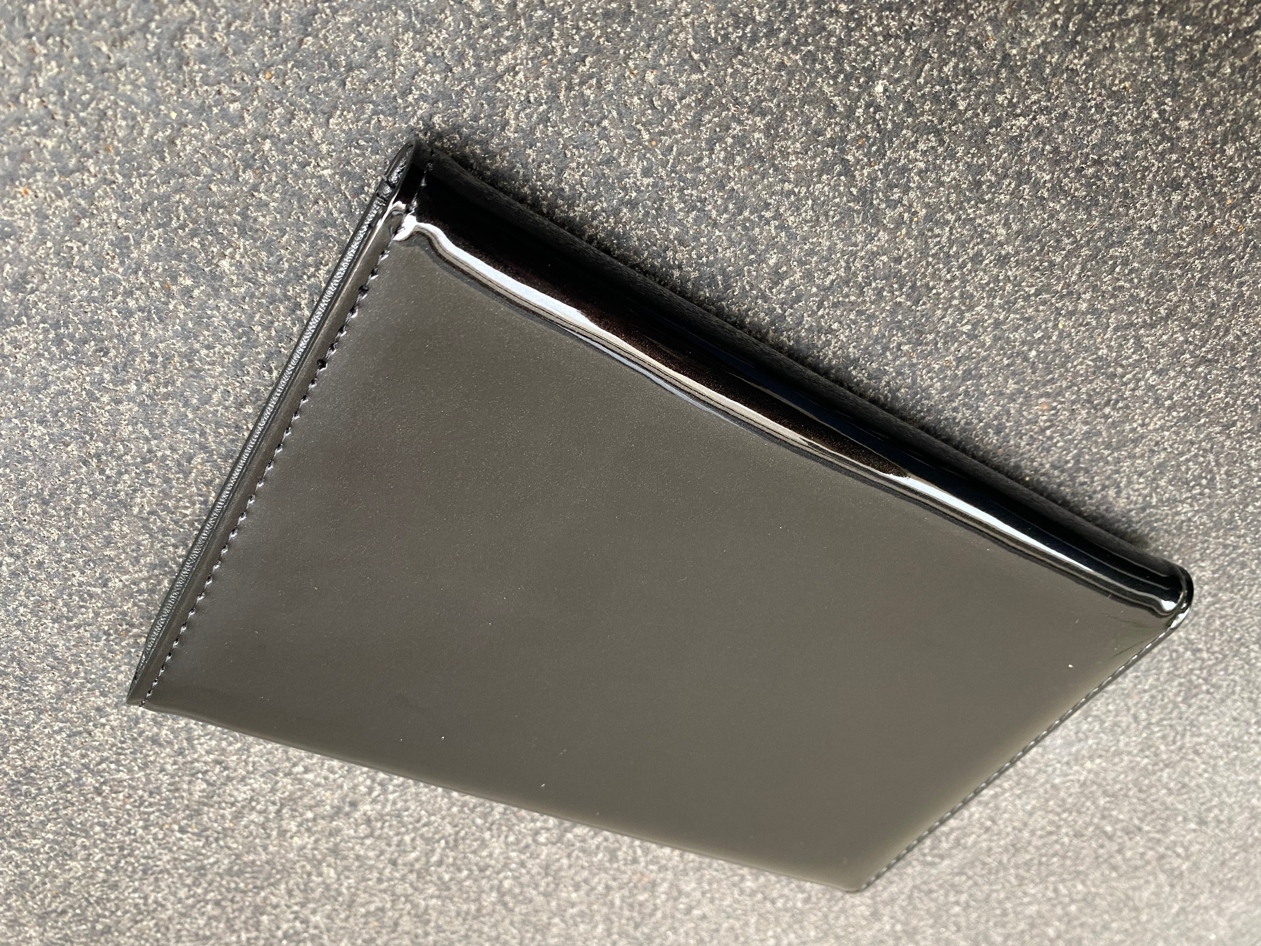 ⁨⁨⁨ארנק בינוני ⁩שחור לקה  ⁩⁩