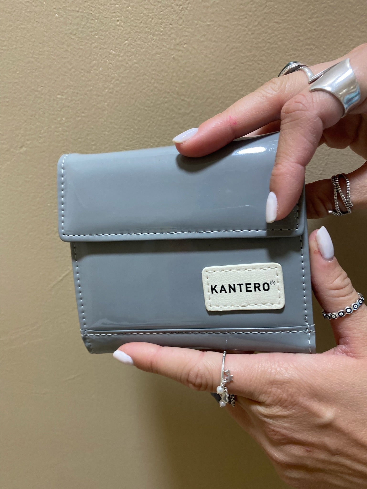 ארנק קטן אפור בהיר לקה